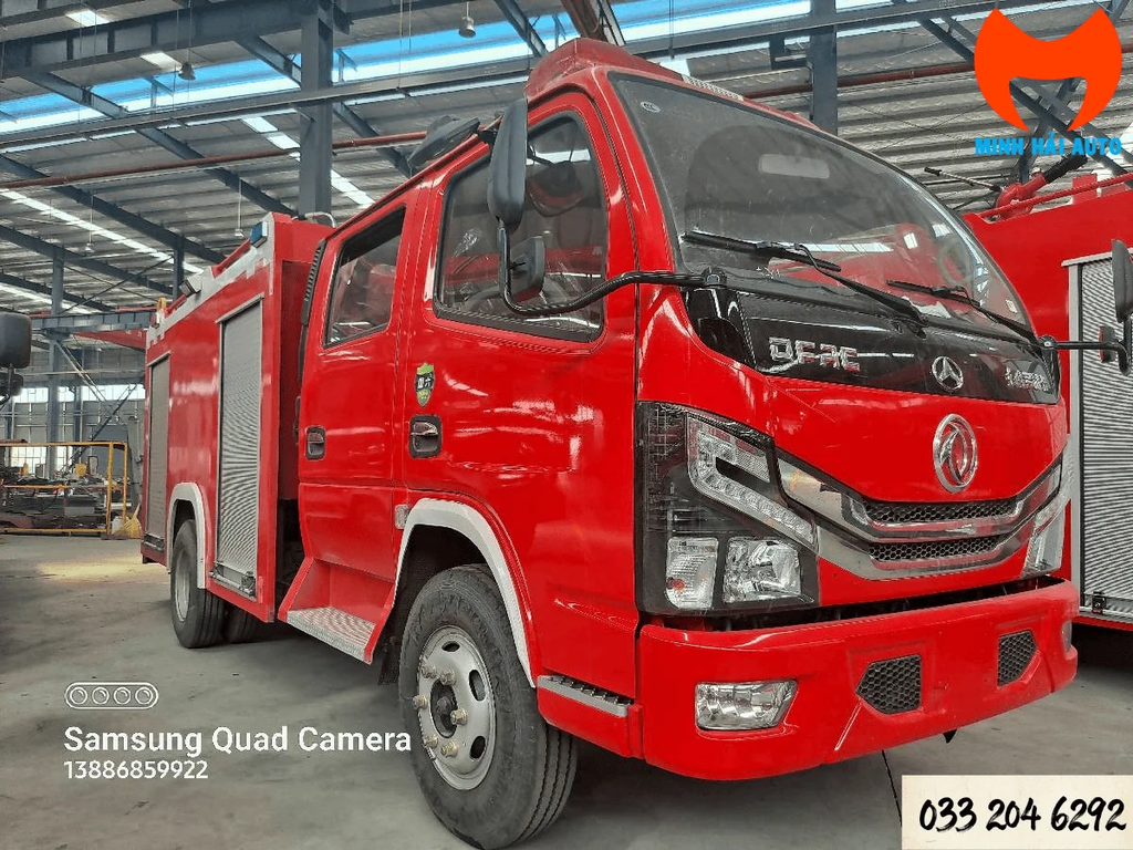 Xe chữa cháy Jingma 2 khối màu đỏ nhìn góc ba phần tư phía trước, cabin kép trên khung gầm Dongfeng tại xưởng