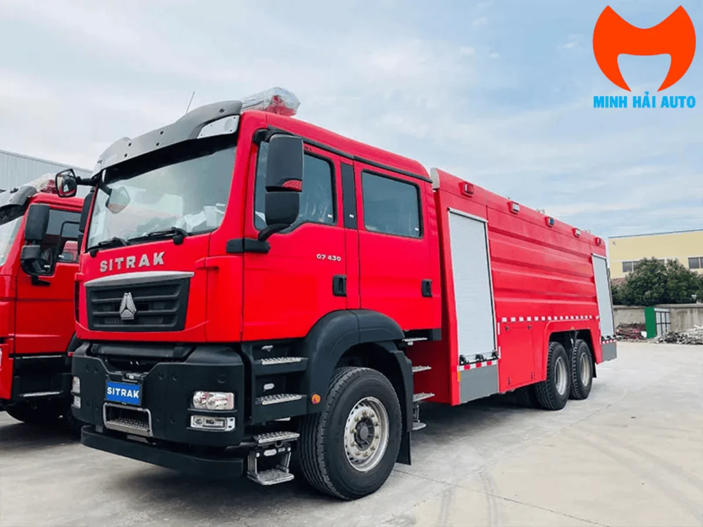 Xe chữa cháy Sinotruk Sitrak 18 khối màu đỏ nhìn góc ba phần tư phía trước, cabin kép ba trục tại nhà máy