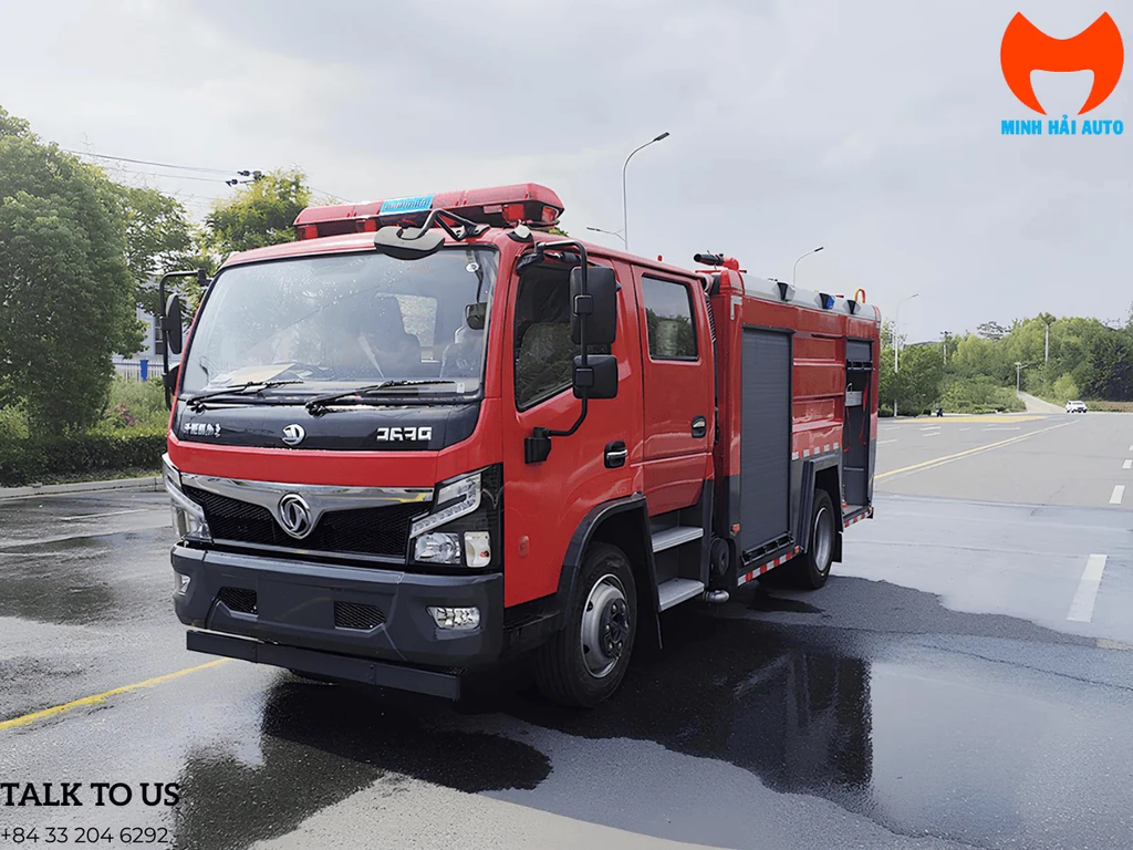 Xe chữa cháy bọt nước 4,8 khối Dongfeng cabin kép màu đỏ nhìn góc ba phần tư phía trước