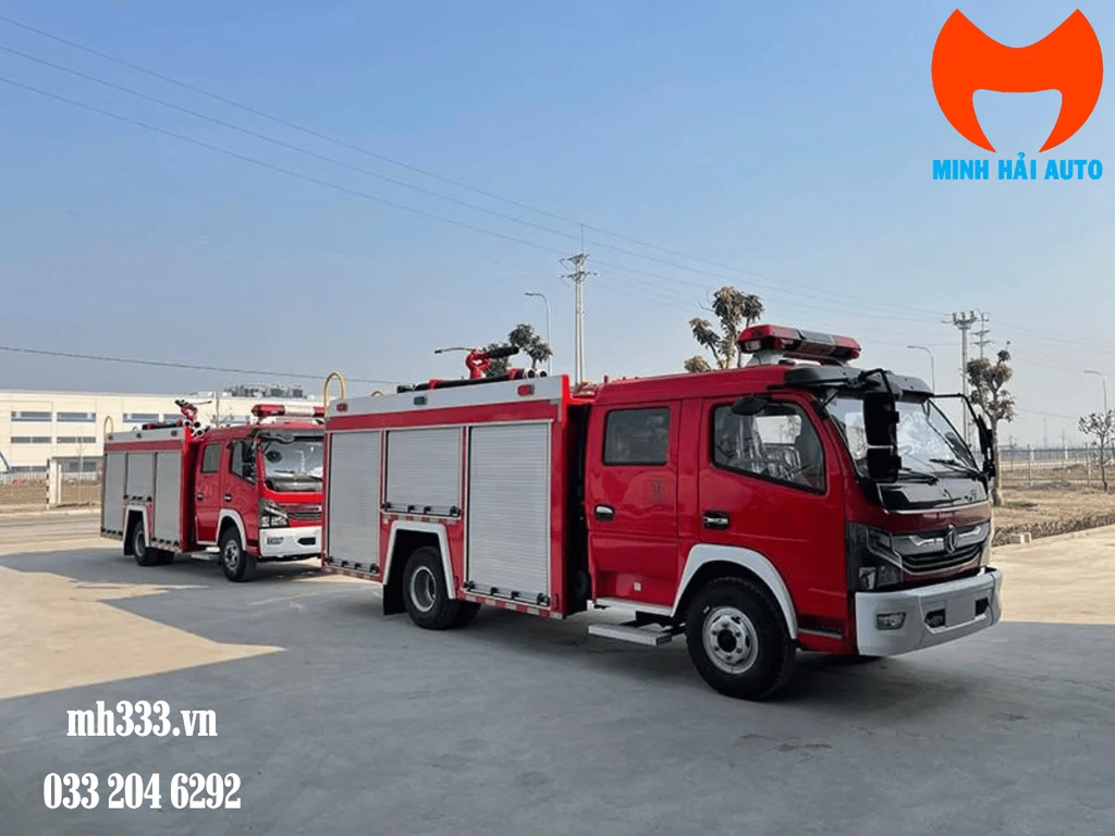 Xe chữa cháy Dongfeng 2,3 khối cabin kép màu đỏ nhìn góc ba phần tư phía trước