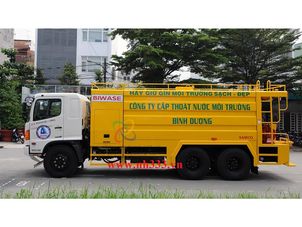 Xe thông cống Hino FM8JNSA 13 khối màu vàng nhìn ngang, hệ thống chuyên dùng SAMCO