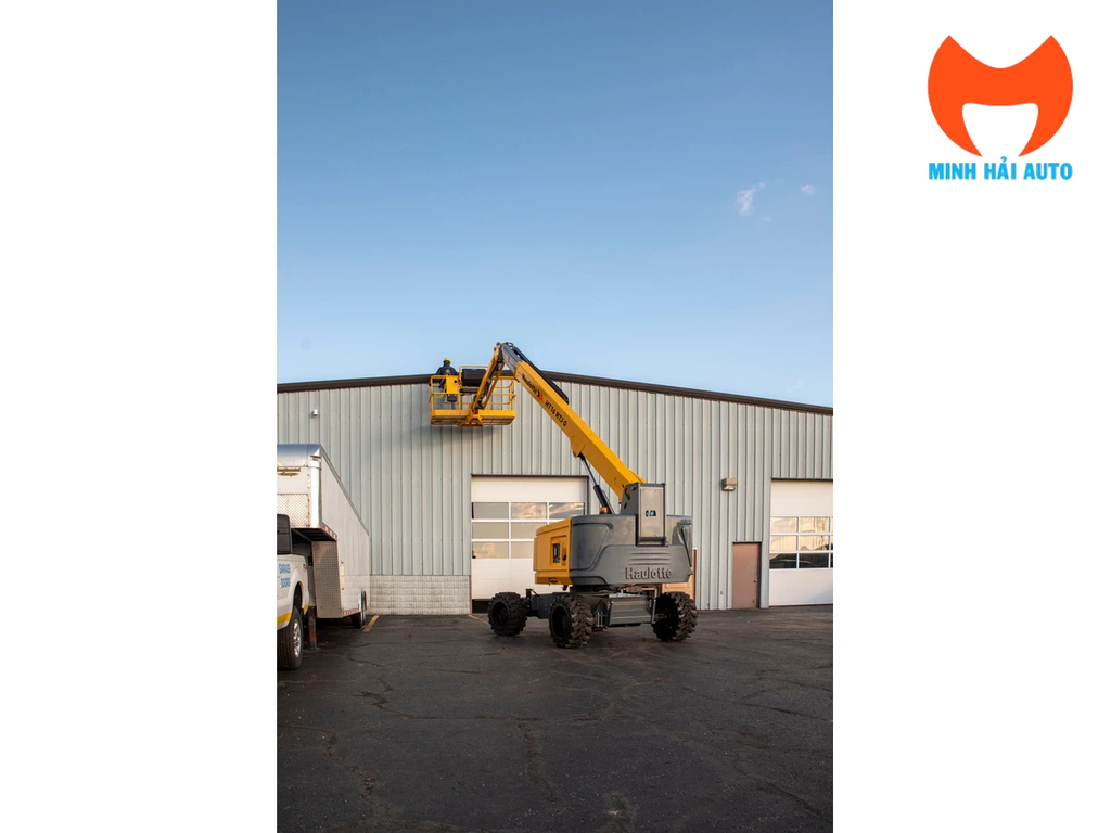 Xe nâng người Haulotte HT16 RTJ O bên ngoài nhà xưởng