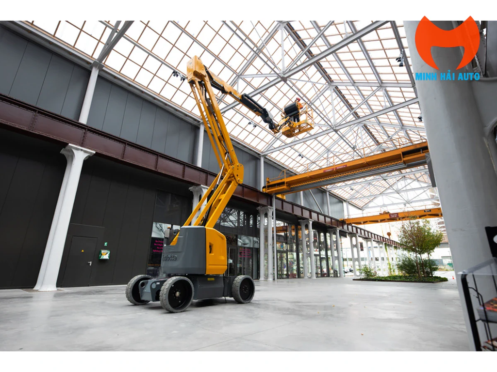 Xe nâng người Haulotte SIGMA 16 làm việc trong nhà xưởng
