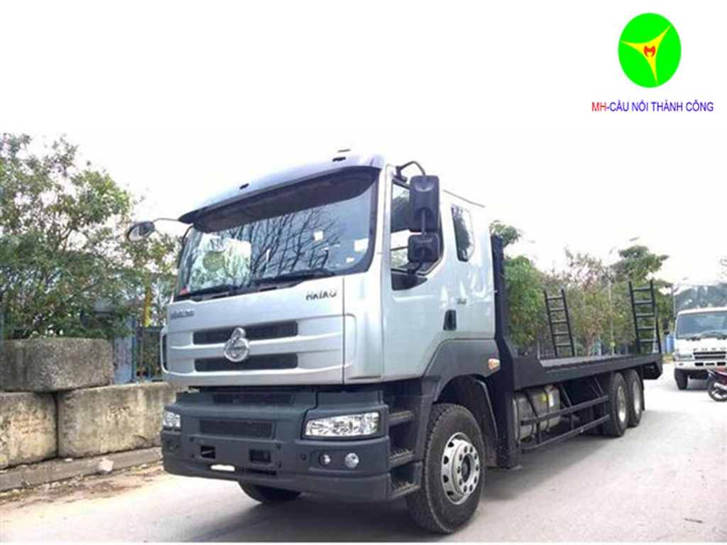 Xe nâng đầu Chenglong 3 chân nhìn từ góc trước bên trái với sàn chở máy phía sau