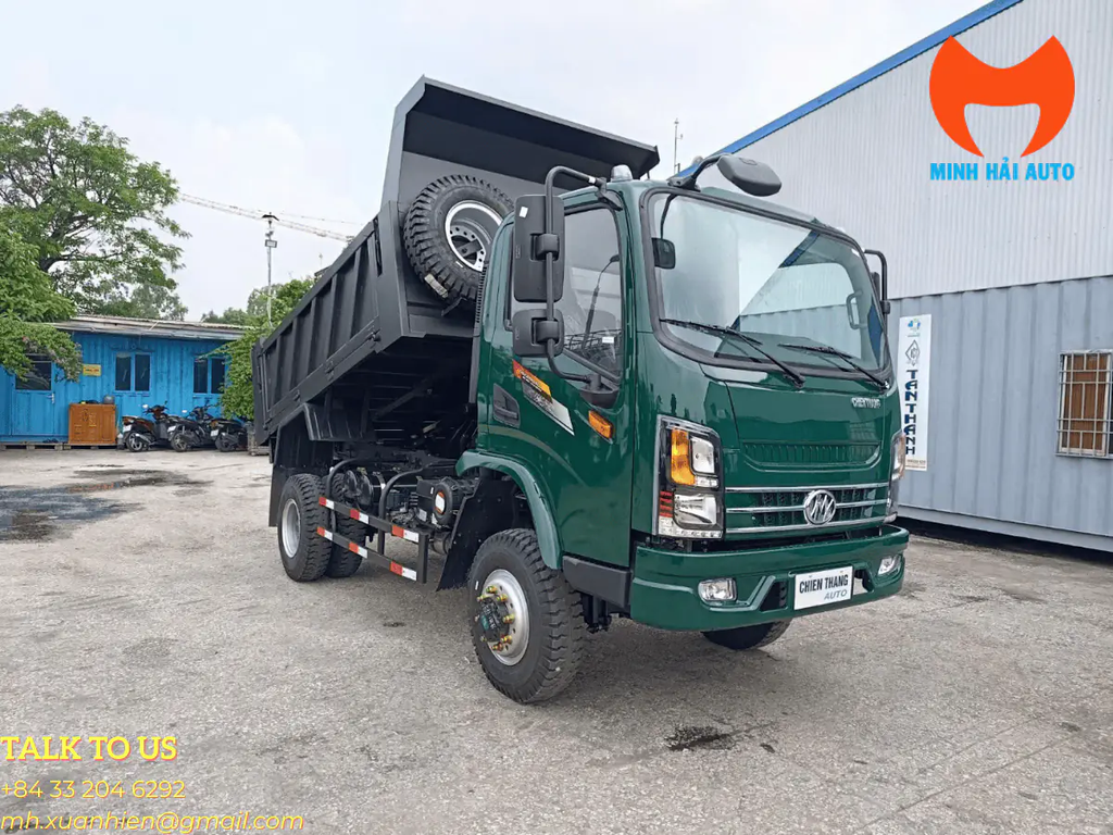 Xe ben Chiến Thắng màu xanh nhìn từ góc trước, thùng ben đang nâng