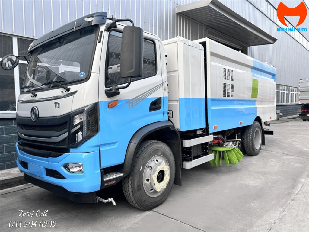 Xe quét đường Dongfeng màu trắng xanh nhìn từ góc trước bên trái tại sân xưởng