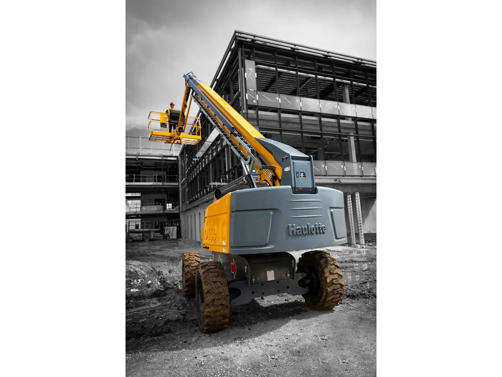 Xe nâng người Haulotte HT23 RTJ O triển khai cần tại công trình