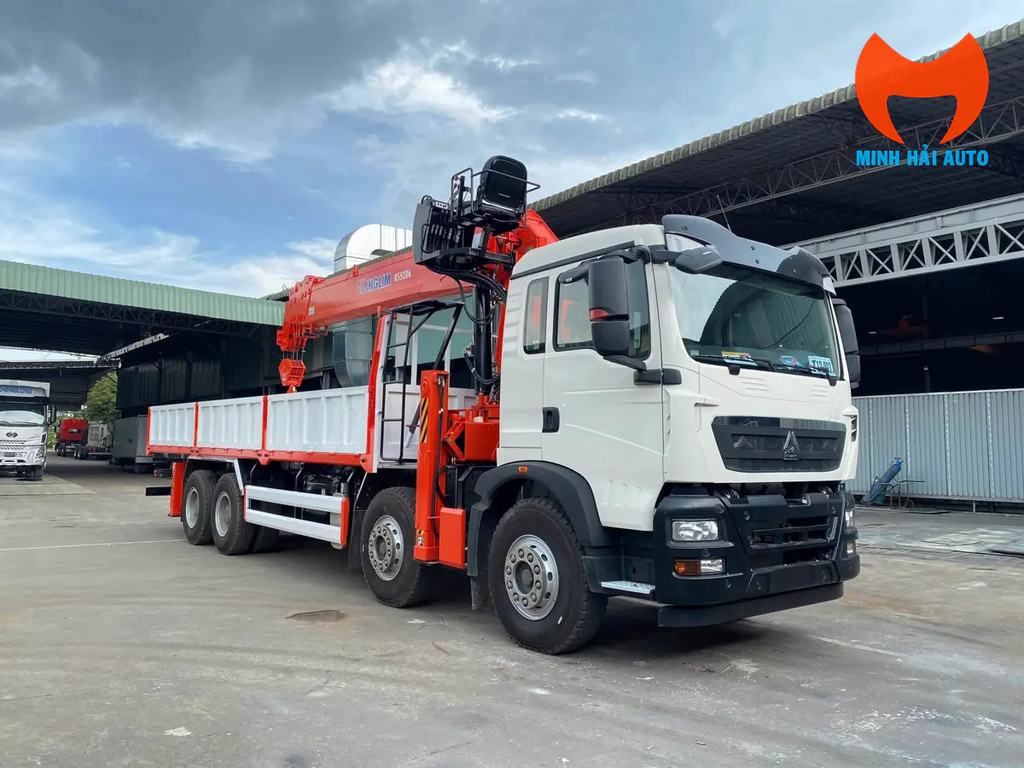 HOWO TX350 gắn cẩu Kanglim KS5206 nhìn từ góc trước