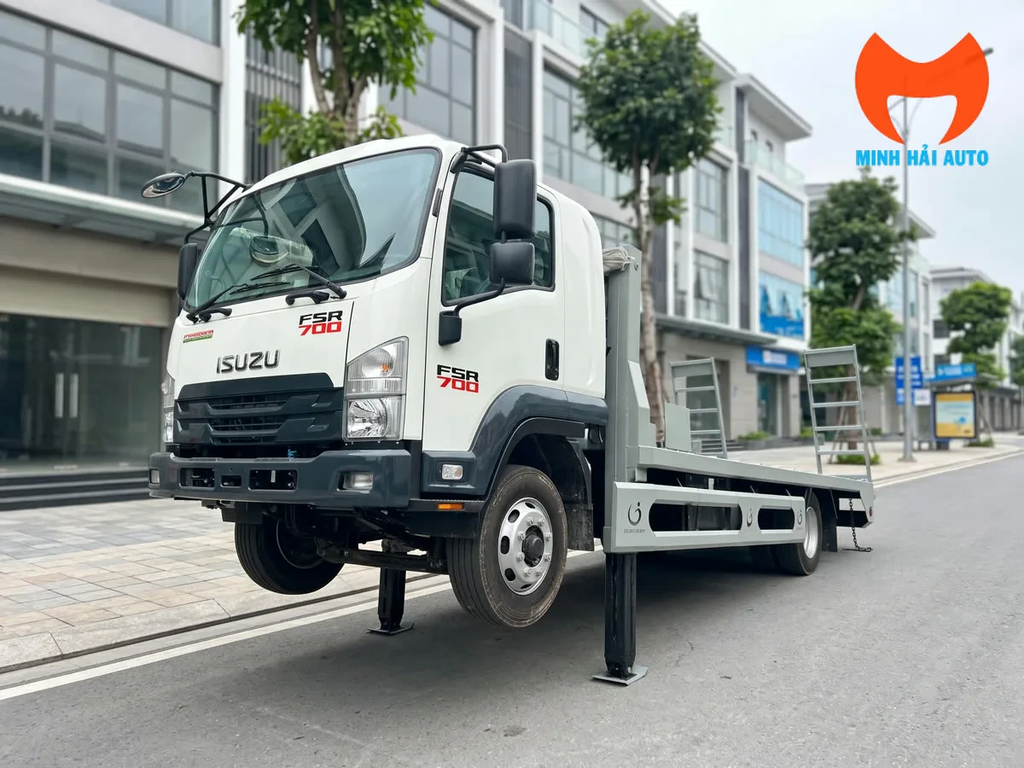 Xe chở máy Isuzu FSR700 với sàn chở phía sau
