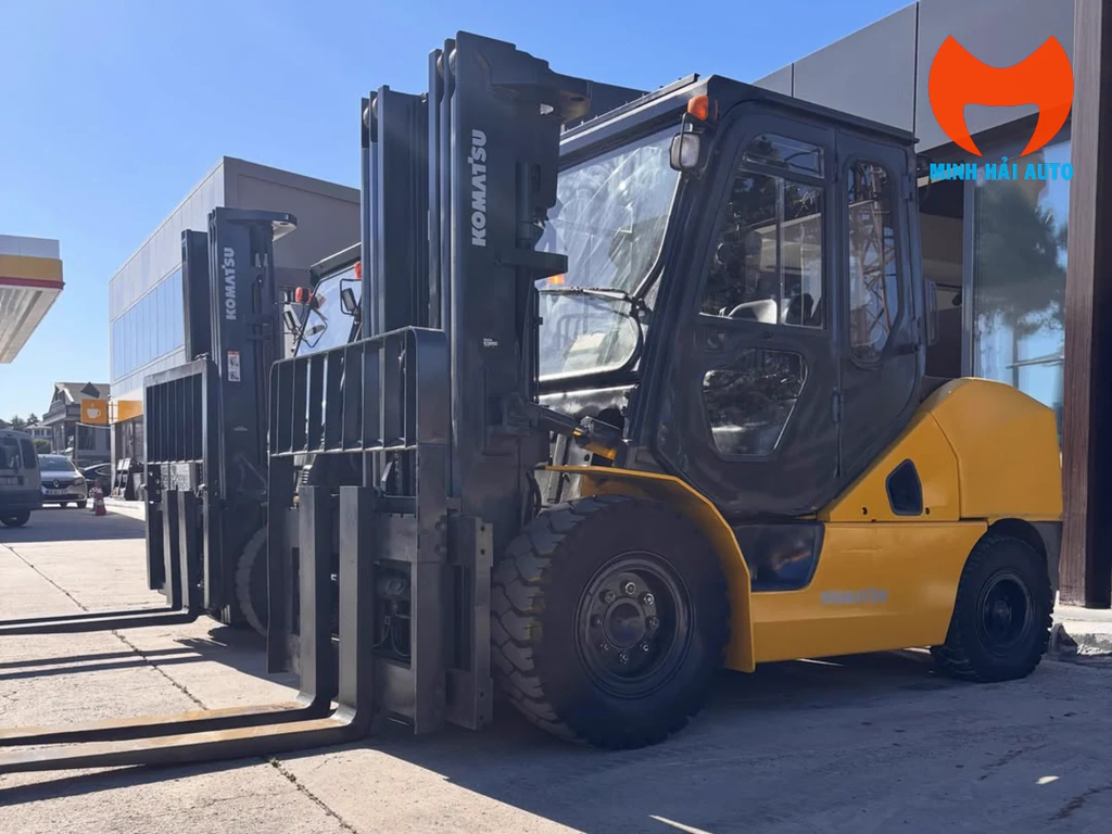 Xe nâng Komatsu FD50 nhìn từ góc trước với khung nâng và cặp càng