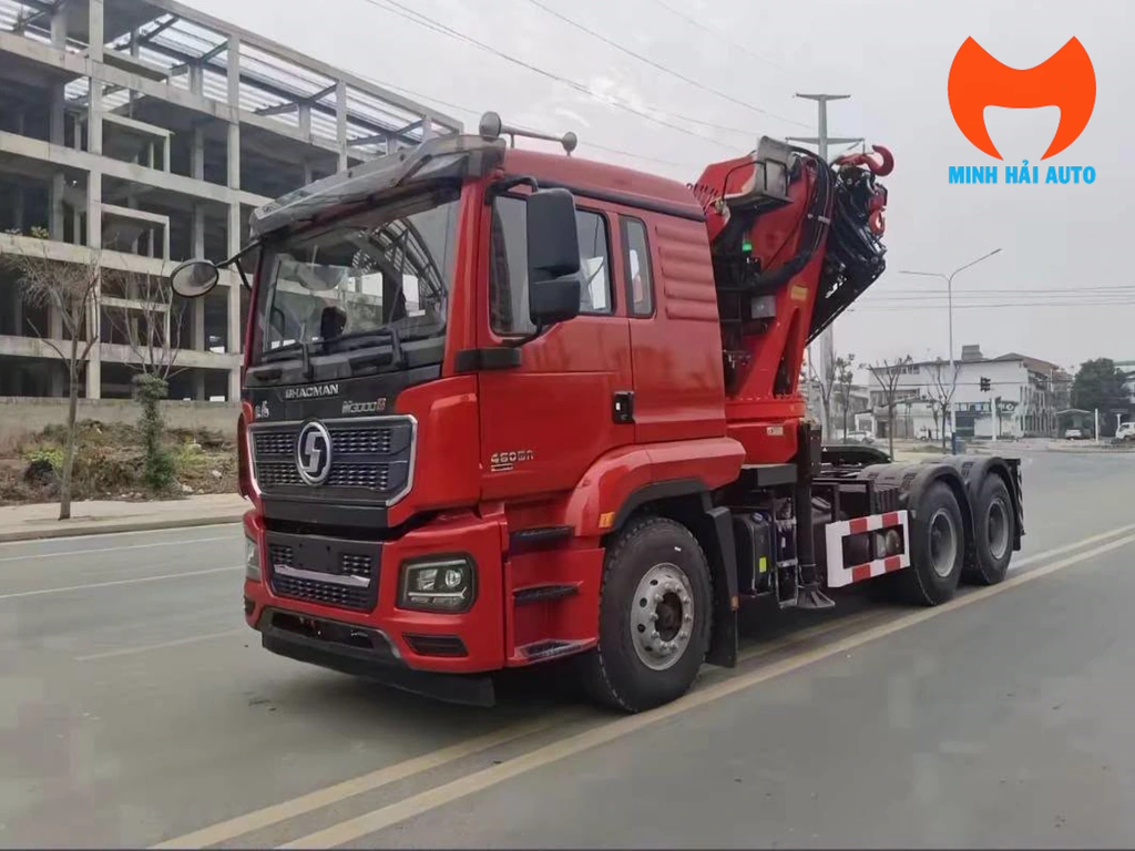 Xe đầu kéo cabin đỏ gắn cẩu gập SUNHUNK K728 phía sau cabin nhìn chéo phía trước