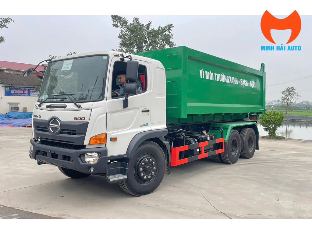 Xe Hino cabin trắng chở thùng rác rời màu xanh nhìn từ góc trước