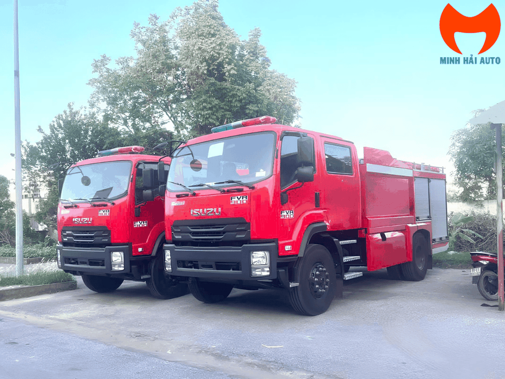 Hai xe cứu hỏa Isuzu FVR 7 khối đỗ cạnh nhau
