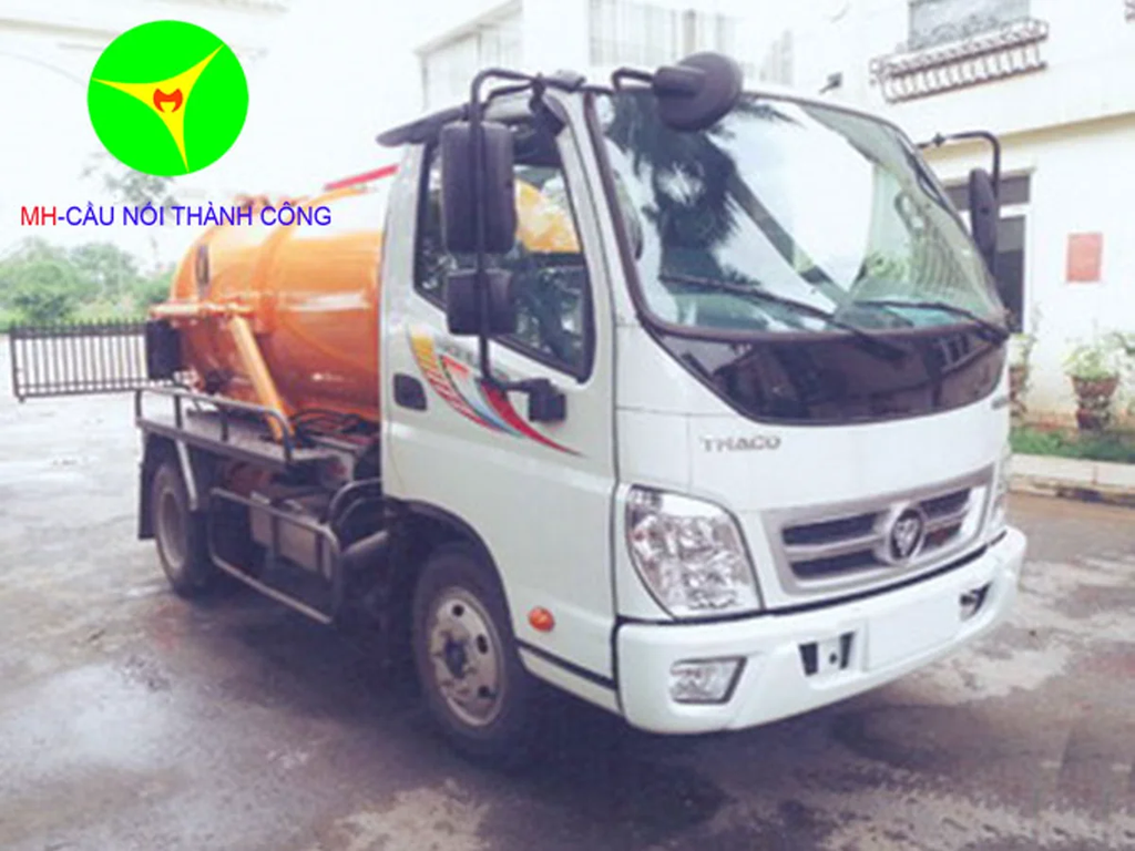 Xe hút chất thải Thaco Ollin 350A cabin trắng, bồn màu cam nhìn từ góc trước