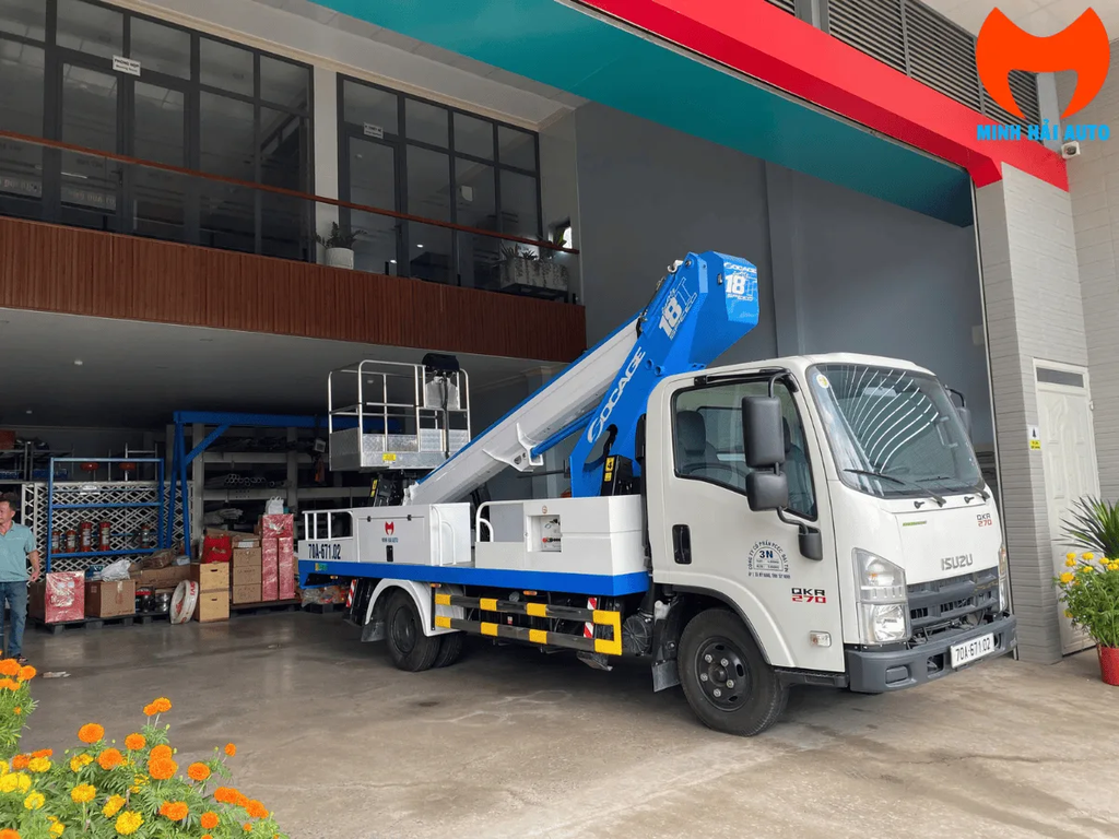 Xe nâng người Isuzu gắn Socage forSte 18T SPEED nhìn tổng thể