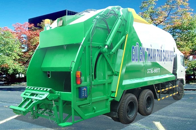 Thùng ép rác màu xanh lắp trên xe tải ba chân