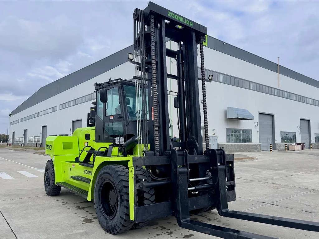 Xe nâng hàng 15 tấn Zoomlion FD150 màu xanh lá, góc nhìn 3/4 phía trước với cabin kín và càng nâng
