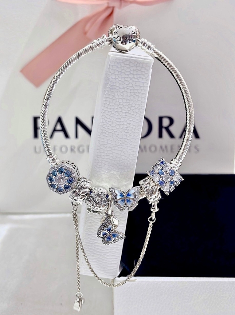 Vòng charm bạc Pandora 
Thể hiện sự đa dạng phong cách của bạn với các mẫu vòng charm bạc Pandora. Bạn có thể tha hồ lựa chọn và kết hợp những charm mang ý nghĩa riêng để tạo ra một vòng tay trang sức độc đáo và phong cách.