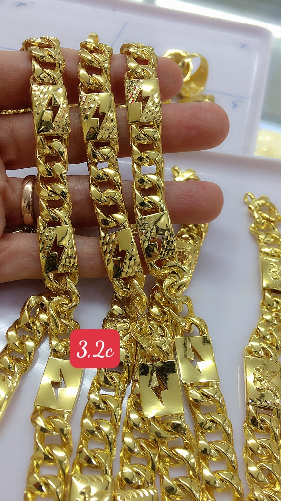 Trang sức Vinasil với các thiết kế lắc tay vàng nam giá độc đáo và sang trọng sẽ khiến bạn chú ý ngay từ cái nhìn đầu tiên. Đi cùng với phong cách thời trang tinh tế, đây chắc chắn là một lựa chọn tuyệt vời cho phái mạnh.