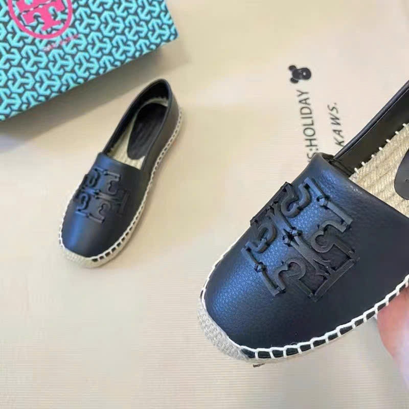 Slip on Tory Burch da sần logo nổi 2 màu