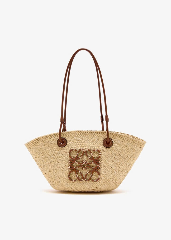 Túi Anagram Basket làm từ lá cọ iraca và da bê