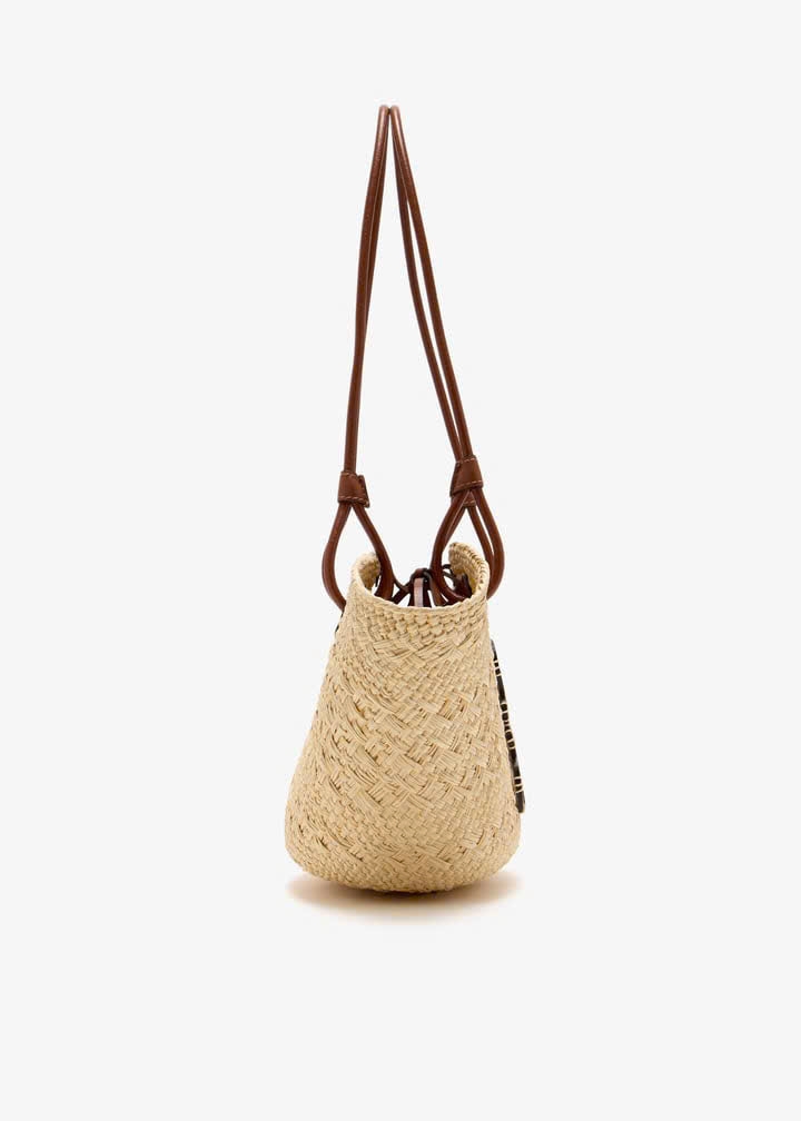 Túi Anagram Basket làm từ lá cọ iraca và da bê