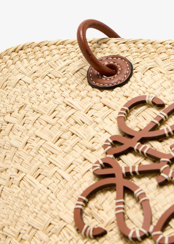 Túi Anagram Basket làm từ lá cọ iraca và da bê