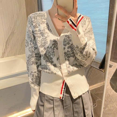 Cardigan Thom Browne họa tiết paisley xám viền kem
