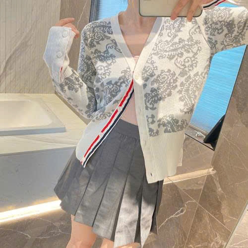 Cardigan Thom Browne họa tiết paisley xám viền kem