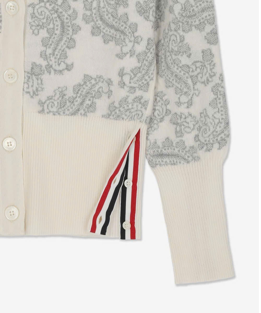 Cardigan Thom Browne họa tiết paisley xám viền kem