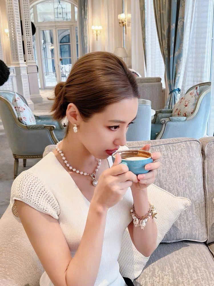 Áo cổ tròn, tay ngắn phối chi tiết dệt tương phản