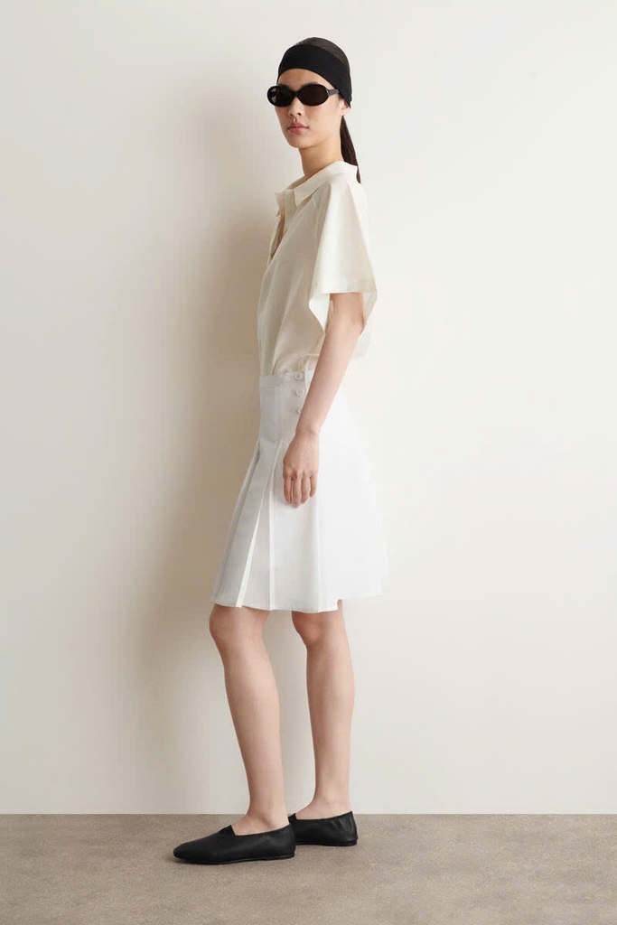 Chân váy mini COS xếp ly khuy hông
