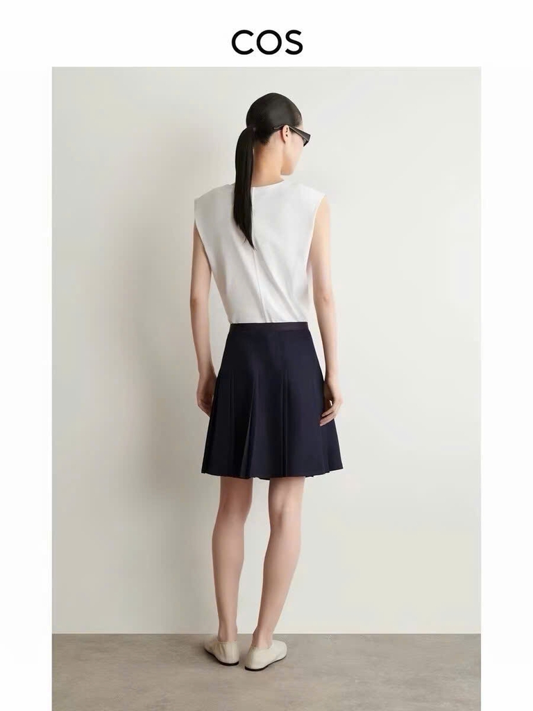 Chân váy mini COS xếp ly khuy hông