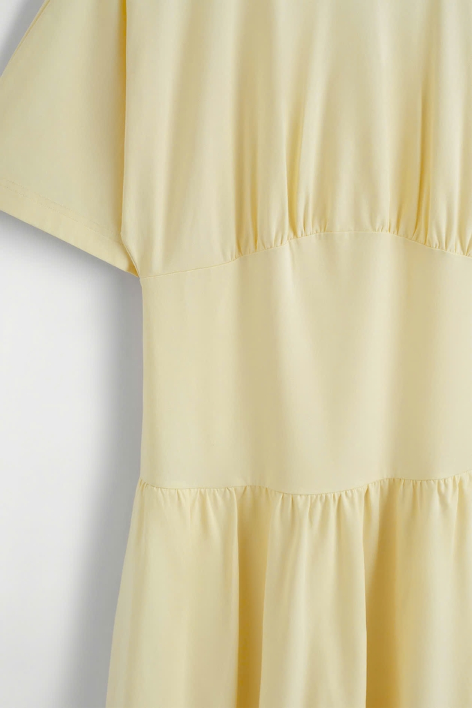 Váy maxi COS tay bồng nhẹ chiết eo màu gàn non
