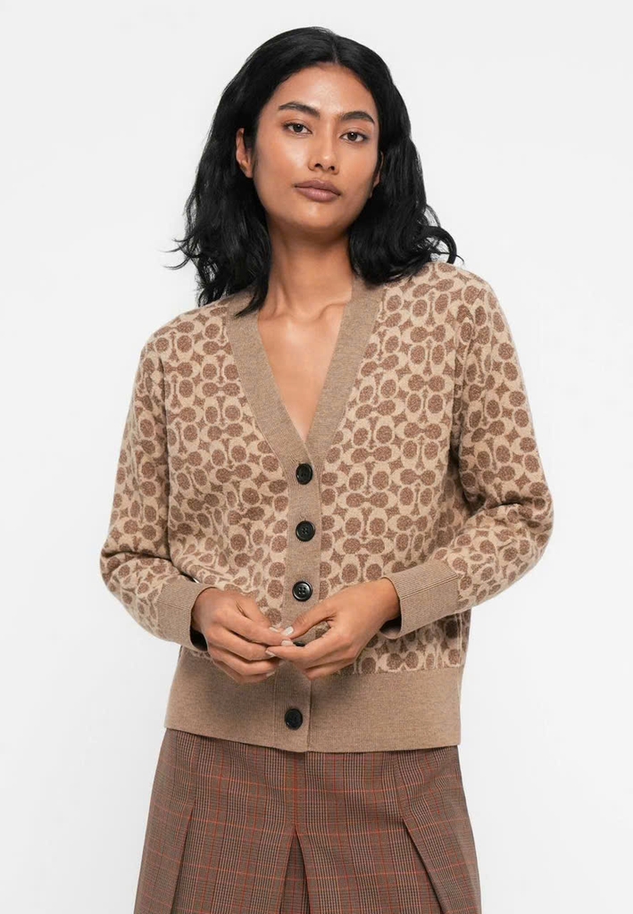 Áo khoác cardigan COACH cổ chữ V dáng rộng đặc trưng