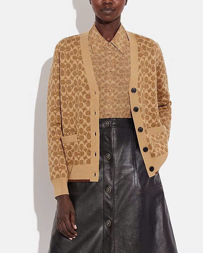 Áo khoác cardigan COACH cổ chữ V dáng rộng đặc trưng
