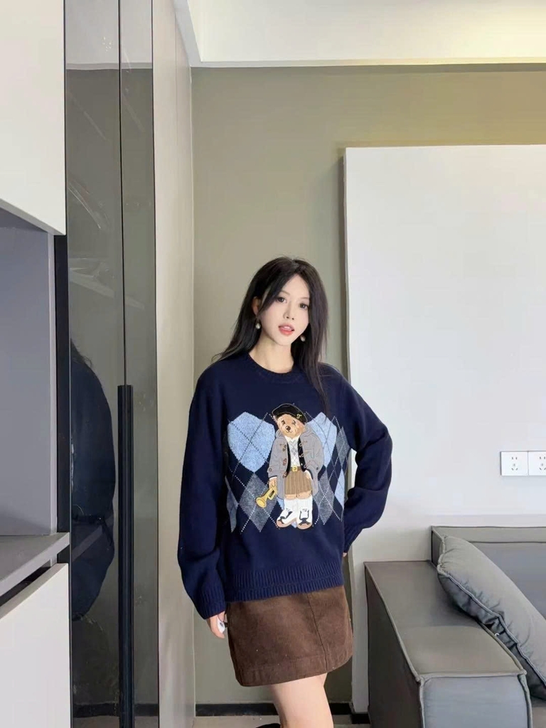 Áo len WHOAU cổ tròn len wool 2 màu hoạ tiết gấu thêu Freesize