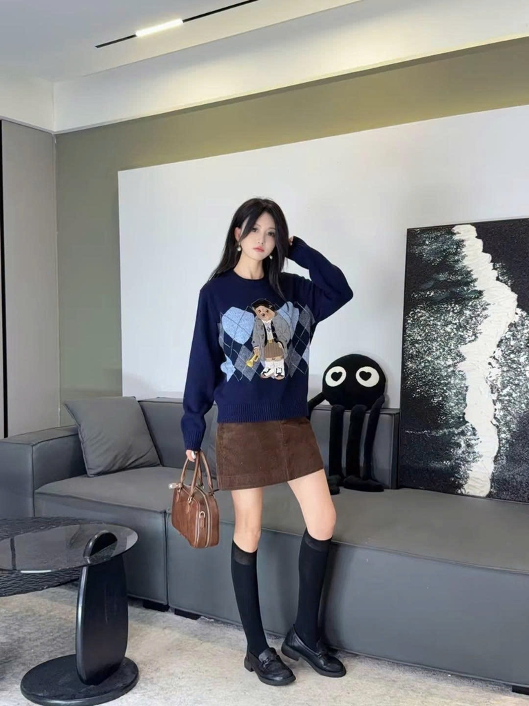 Áo len WHOAU cổ tròn len wool 2 màu hoạ tiết gấu thêu Freesize