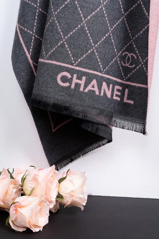 Khăn Chanel họa tiết monogram xám hồng