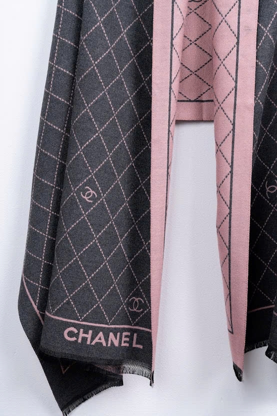 Khăn Chanel họa tiết monogram xám hồng