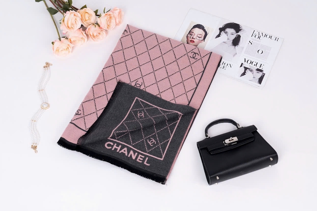 Khăn Chanel họa tiết monogram xám hồng