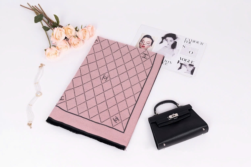 Khăn Chanel họa tiết monogram xám hồng