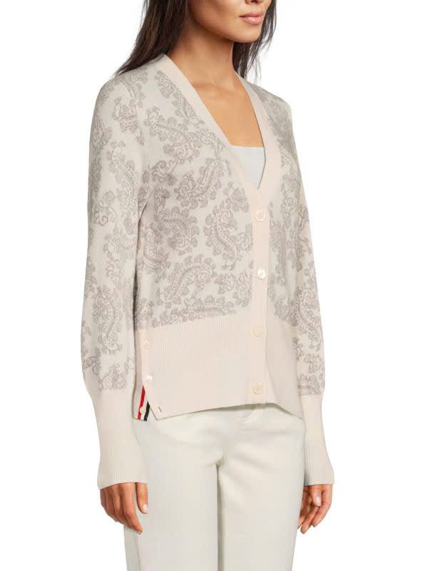 Cardigan Thom Browne họa tiết paisley xám viền kem