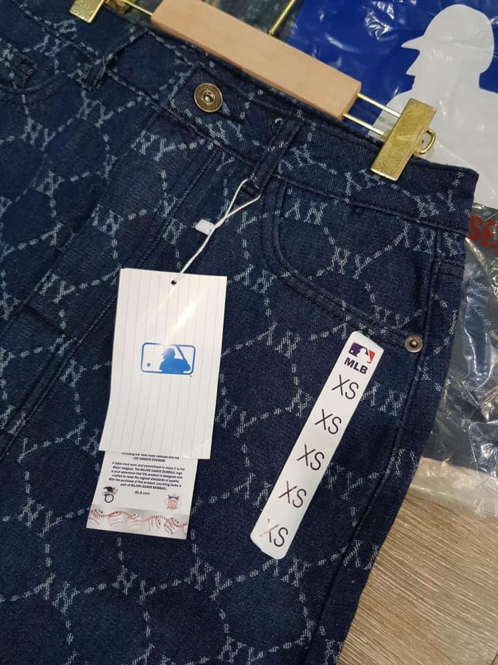 Chân váy denim MLB dáng midi màu nhạt