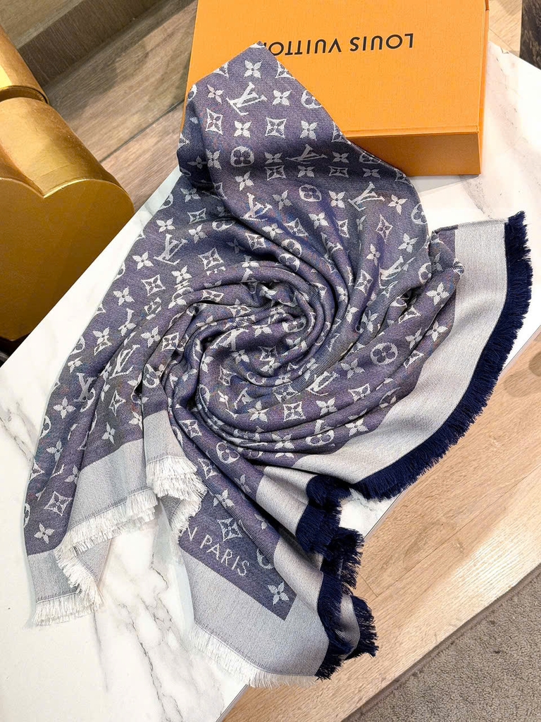 Khăn Choàng Monogram Shine