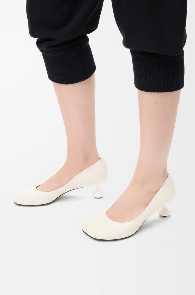 Toy pump LOEWE in goatskin