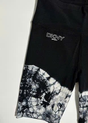 Quần ngố DKNY loang gấu