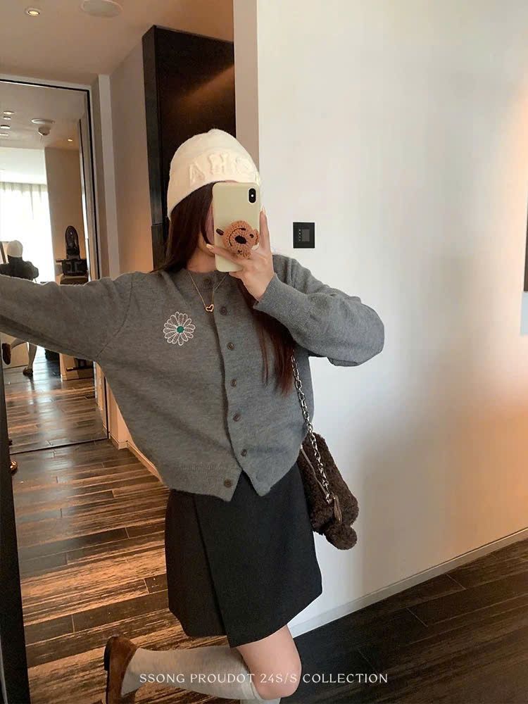 Cardigan Mardi logo thêu hoa cúc