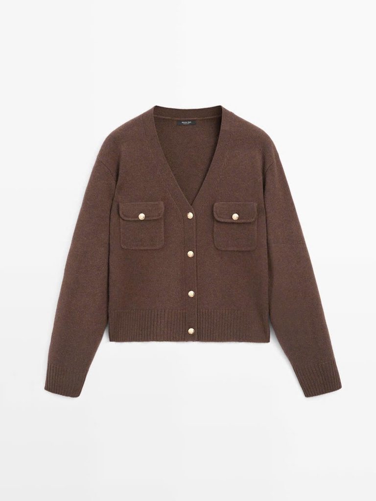 ÁO CARDIGAN ĐAN CỔ CHỮ V VỚI CÚC VÀNG