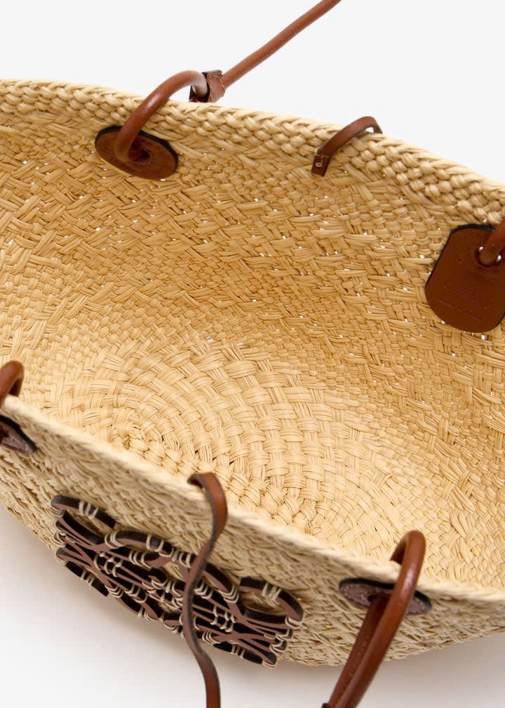 Túi Anagram Basket làm từ lá cọ iraca và da bê